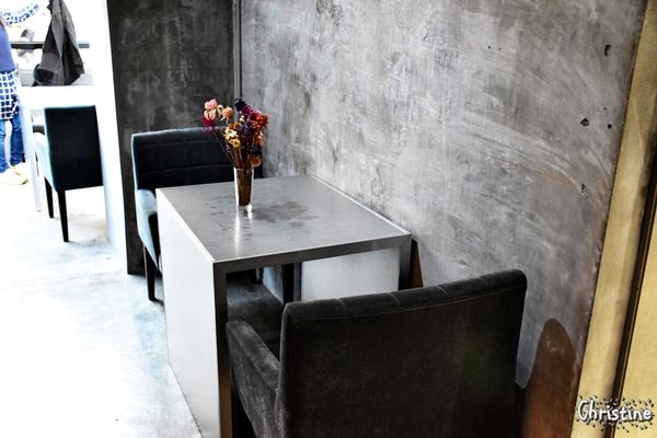 【台中。美食】西區 / 偷偷,繽紛點綴的彩虹蛋糕,夢幻下午茶,手作甜點,ig熱門打卡地標