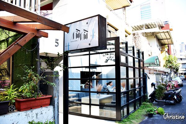 【台中。美食】西區 / 偷偷,繽紛點綴的彩虹蛋糕,夢幻下午茶,手作甜點,ig熱門打卡地標