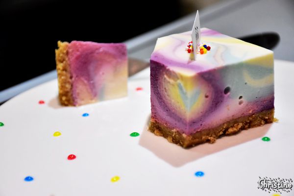 【台中。美食】西區 / 偷偷,繽紛點綴的彩虹蛋糕,夢幻下午茶,手作甜點,ig熱門打卡地標