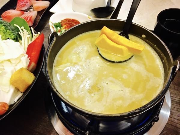 珍杏擱牛奶鍋物:(台南。北區)『珍杏擱』2018新增菜色『南瓜牛奶鍋』。『泰式酸辣牛奶鍋』,台南人的牛奶鍋愛店。來自綠光牧場,帶著濃濃奶香的『珍杏擱牛奶鍋物』