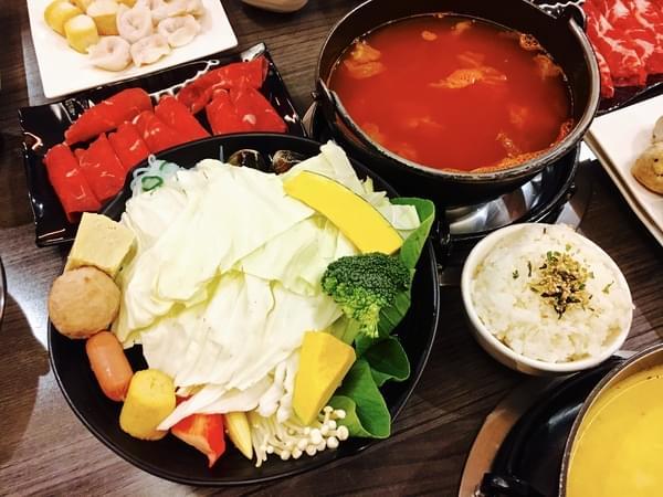 珍杏擱牛奶鍋物:(台南。北區)『珍杏擱』2018新增菜色『南瓜牛奶鍋』。『泰式酸辣牛奶鍋』,台南人的牛奶鍋愛店。來自綠光牧場,帶著濃濃奶香的『珍杏擱牛奶鍋物』