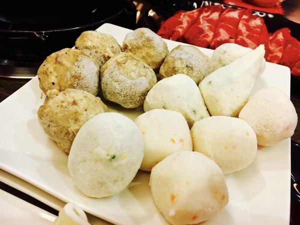 珍杏擱牛奶鍋物:(台南。北區)『珍杏擱』2018新增菜色『南瓜牛奶鍋』。『泰式酸辣牛奶鍋』,台南人的牛奶鍋愛店。來自綠光牧場,帶著濃濃奶香的『珍杏擱牛奶鍋物』