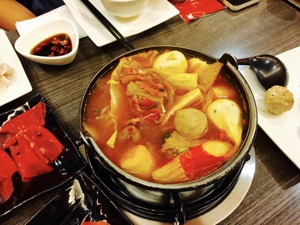 珍杏擱牛奶鍋物:(台南。北區)『珍杏擱』2018新增菜色『南瓜牛奶鍋』。『泰式酸辣牛奶鍋』,台南人的牛奶鍋愛店。來自綠光牧場,帶著濃濃奶香的『珍杏擱牛奶鍋物』