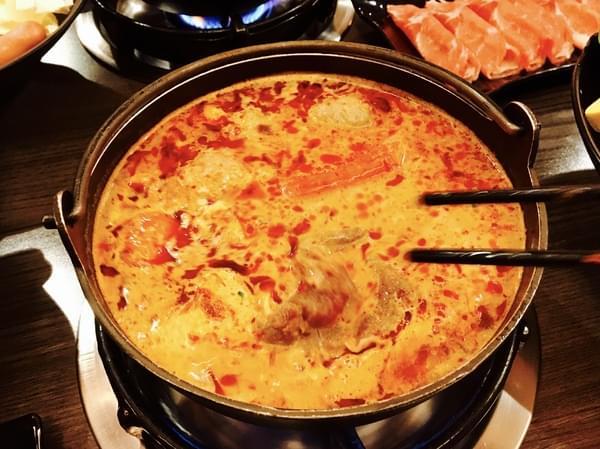 珍杏擱牛奶鍋物:(台南。北區)『珍杏擱』2018新增菜色『南瓜牛奶鍋』。『泰式酸辣牛奶鍋』,台南人的牛奶鍋愛店。來自綠光牧場,帶著濃濃奶香的『珍杏擱牛奶鍋物』