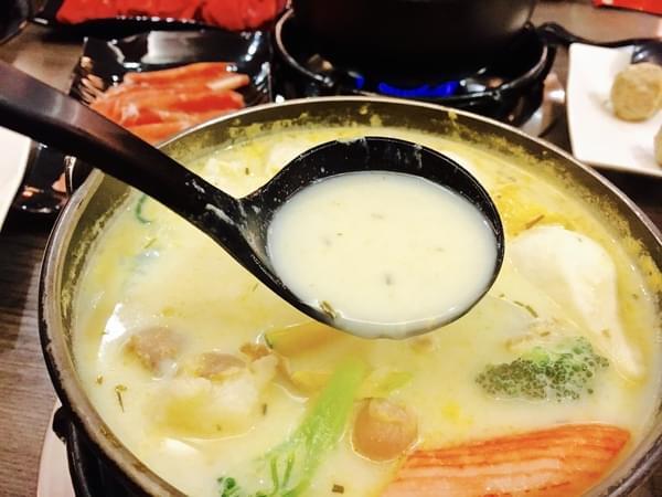 珍杏擱牛奶鍋物:(台南。北區)『珍杏擱』2018新增菜色『南瓜牛奶鍋』。『泰式酸辣牛奶鍋』,台南人的牛奶鍋愛店。來自綠光牧場,帶著濃濃奶香的『珍杏擱牛奶鍋物』