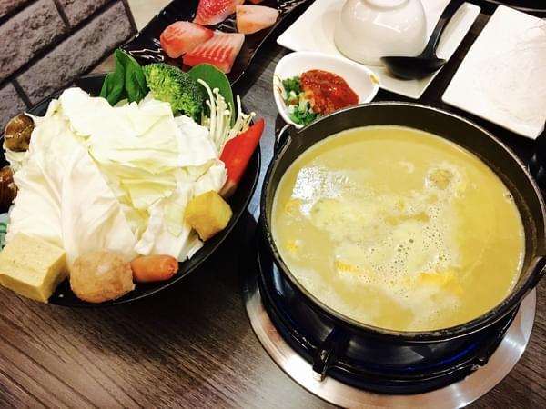 珍杏擱牛奶鍋物:(台南。北區)『珍杏擱』2018新增菜色『南瓜牛奶鍋』。『泰式酸辣牛奶鍋』,台南人的牛奶鍋愛店。來自綠光牧場,帶著濃濃奶香的『珍杏擱牛奶鍋物』