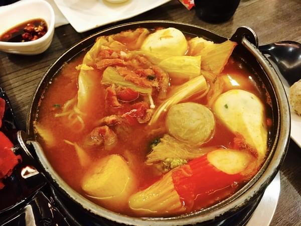 珍杏擱牛奶鍋物:(台南。北區)『珍杏擱』2018新增菜色『南瓜牛奶鍋』。『泰式酸辣牛奶鍋』,台南人的牛奶鍋愛店。來自綠光牧場,帶著濃濃奶香的『珍杏擱牛奶鍋物』