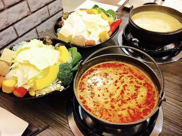 珍杏擱牛奶鍋物:(台南。北區)『珍杏擱』2018新增菜色『南瓜牛奶鍋』。『泰式酸辣牛奶鍋』,台南人的牛奶鍋愛店。來自綠光牧場,帶著濃濃奶香的『珍杏擱牛奶鍋物』