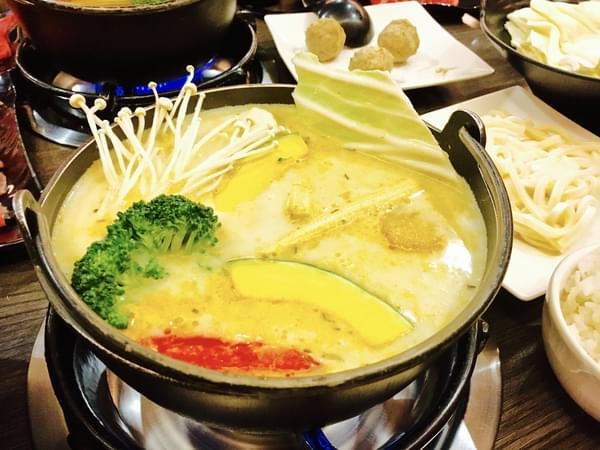 珍杏擱牛奶鍋物:(台南。北區)『珍杏擱』2018新增菜色『南瓜牛奶鍋』。『泰式酸辣牛奶鍋』,台南人的牛奶鍋愛店。來自綠光牧場,帶著濃濃奶香的『珍杏擱牛奶鍋物』