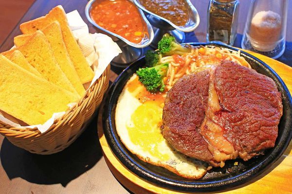 【新莊餐廳】捷運附近的統厚牛排-不到200元也能吃到完整的原肉牛排 【新莊餐廳】捷運附近的統厚牛排-不到200元也能吃到完整的原肉牛排