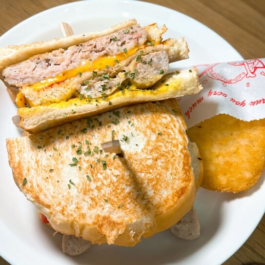 中原大學早午餐系浮誇系肉主任上線—豪秋吐司HowChou，滿滿的肉量吃一餐可以飽一整天！