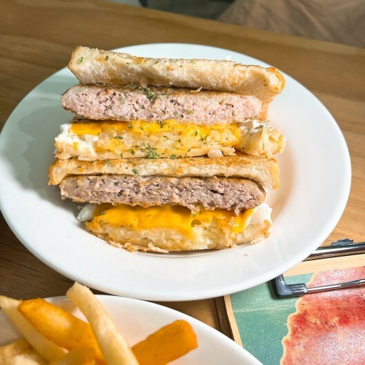 中原大學早午餐系浮誇系肉主任上線—豪秋吐司HowChou，滿滿的肉量吃一餐可以飽一整天！