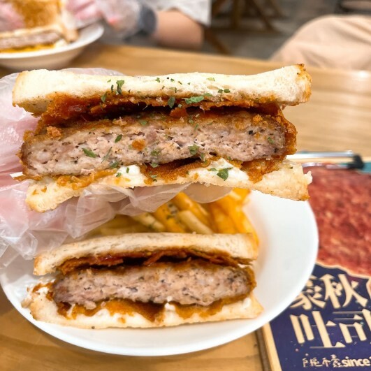 中原大學早午餐系浮誇系肉主任上線—豪秋吐司HowChou，滿滿的肉量吃一餐可以飽一整天！