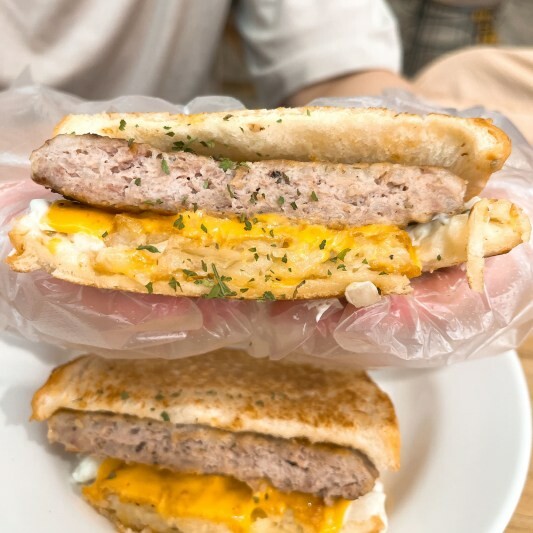 中原大學早午餐系浮誇系肉主任上線—豪秋吐司HowChou，滿滿的肉量吃一餐可以飽一整天！