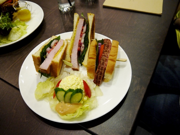 木門咖啡Wooden Door：[台中南屯區]木門咖啡-Wooden Door，三、五好友聊天，放鬆心情的好去處