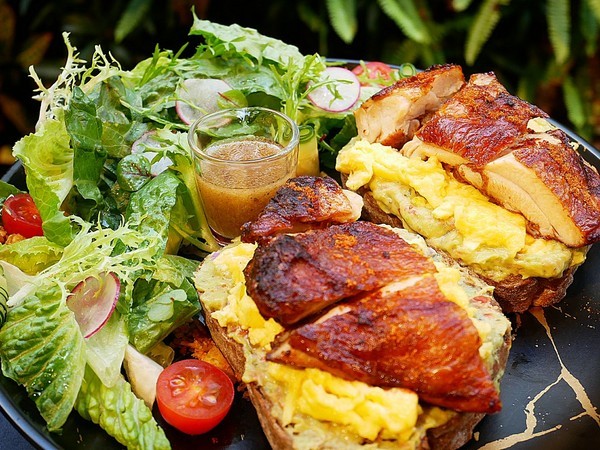 木門咖啡Wooden Door:木門咖啡Wooden Door-台中南屯區超美咖啡館 每個角落都好拍 餐點兼具外型和風味 和姊妹的下午茶首推這家