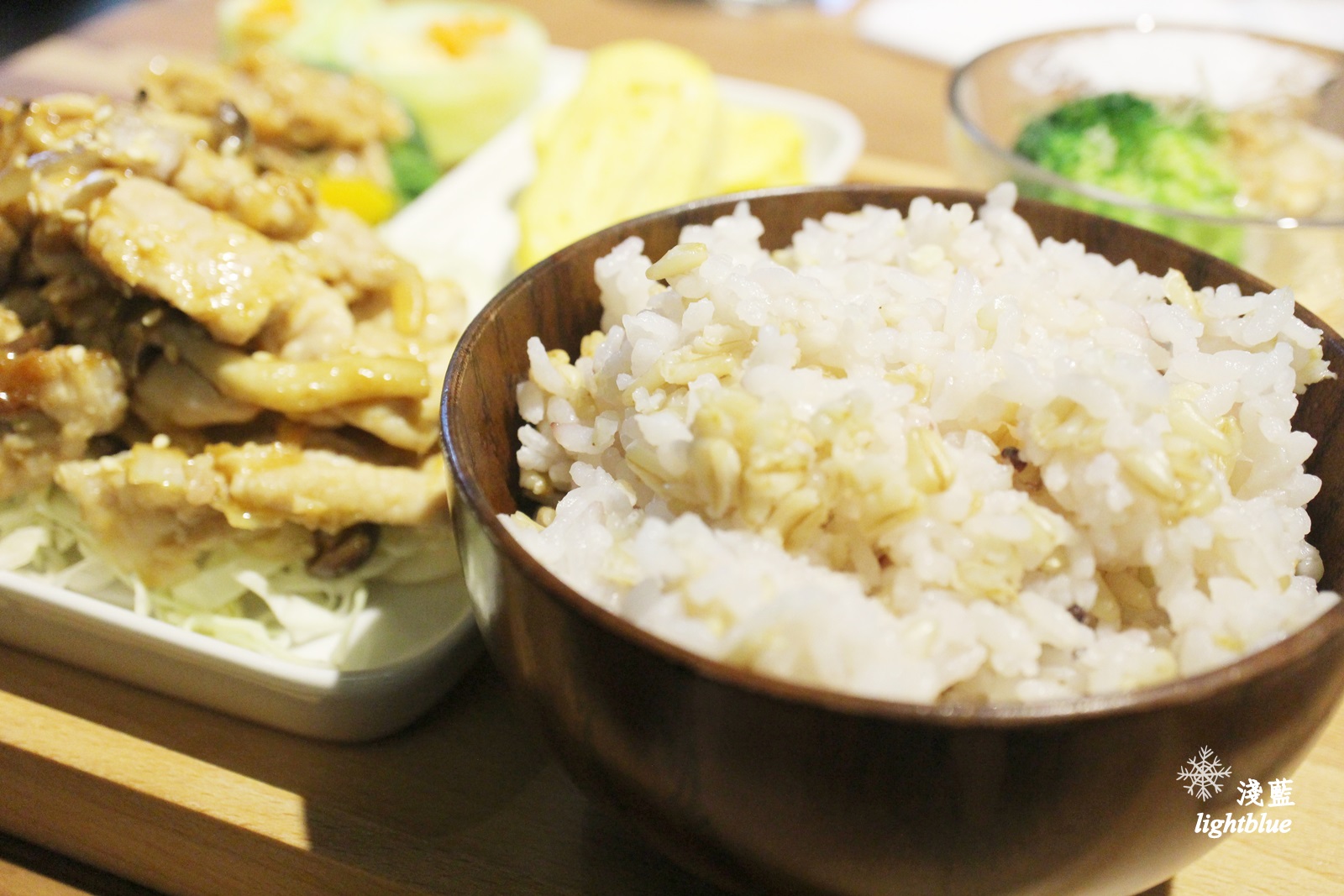 台中美食：淺藍 × Kusabi+ ～設計空間中的和風朝午食與抹茶提拉米蘇