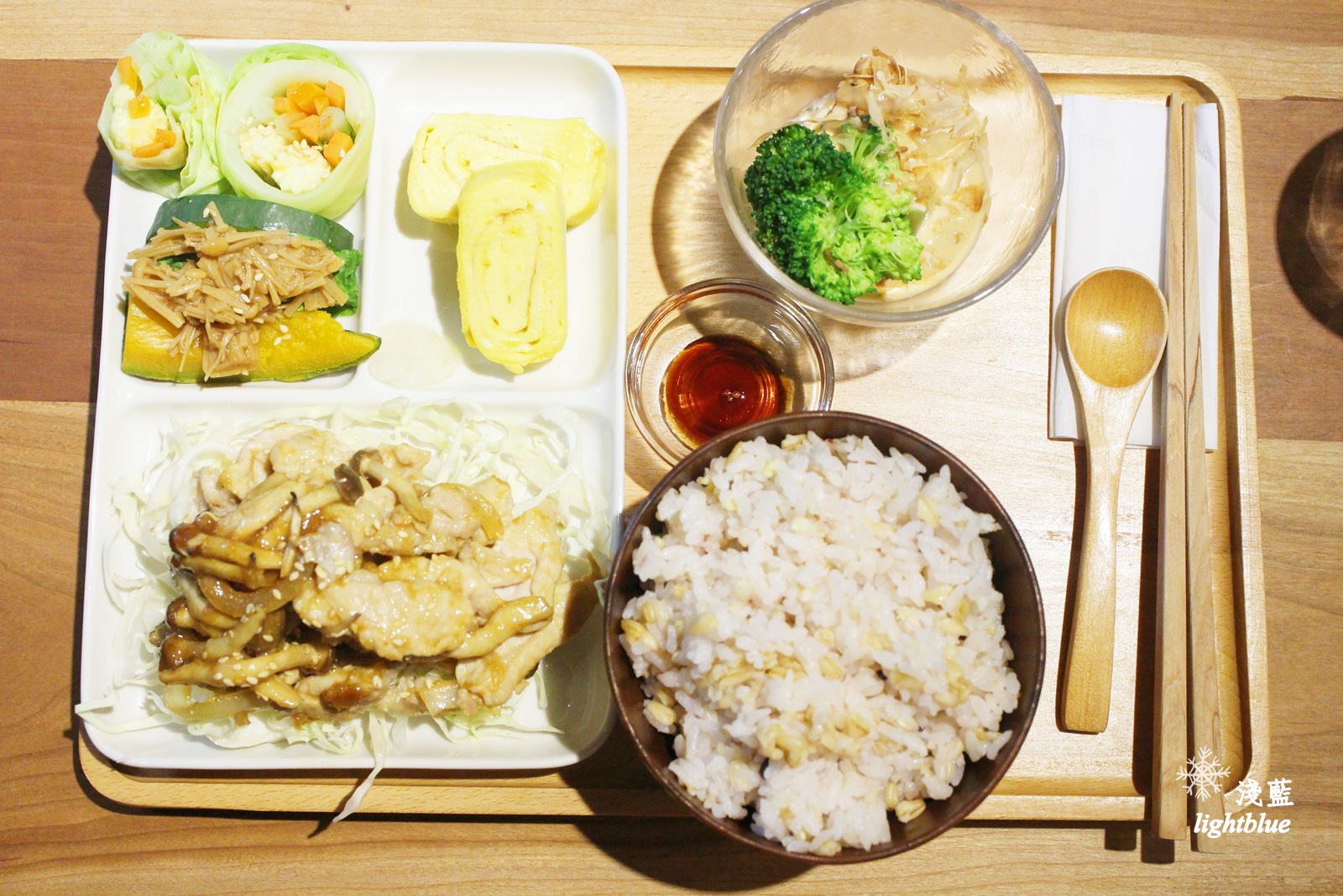 台中美食：淺藍 × Kusabi+ ～設計空間中的和風朝午食與抹茶提拉米蘇