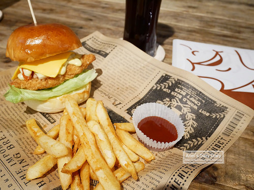 【豐原美食】重機迷必訪 ◆ 玩具車庫 Toys Garage Cafe ◆ 邊吃漢堡邊賞車，滿足你的重機夢