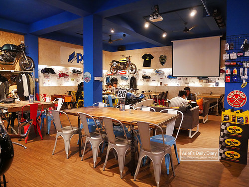 【豐原美食】重機迷必訪 ◆ 玩具車庫 Toys Garage Cafe ◆ 邊吃漢堡邊賞車，滿足你的重機夢