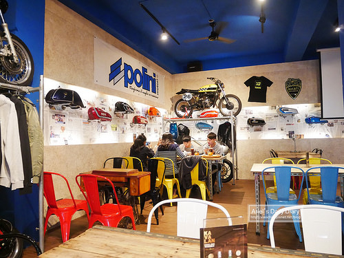 【豐原美食】重機迷必訪 ◆ 玩具車庫 Toys Garage Cafe ◆ 邊吃漢堡邊賞車，滿足你的重機夢