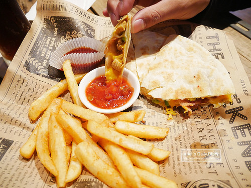 【豐原美食】重機迷必訪 ◆ 玩具車庫 Toys Garage Cafe ◆ 邊吃漢堡邊賞車，滿足你的重機夢