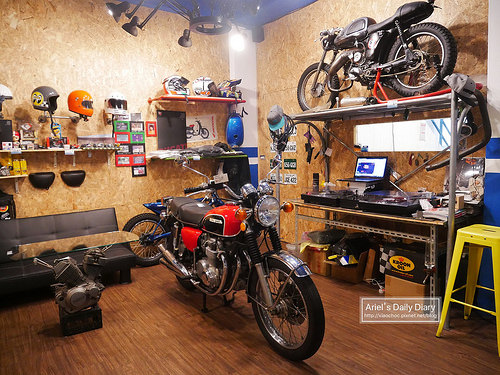 【豐原美食】重機迷必訪 ◆ 玩具車庫 Toys Garage Cafe ◆ 邊吃漢堡邊賞車，滿足你的重機夢
