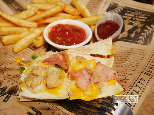 【豐原美食】重機迷必訪 ◆ 玩具車庫 Toys Garage Cafe ◆ 邊吃漢堡邊賞車，滿足你的重機夢