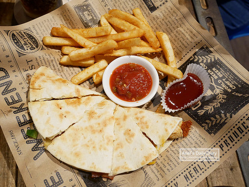 【豐原美食】重機迷必訪 ◆ 玩具車庫 Toys Garage Cafe ◆ 邊吃漢堡邊賞車，滿足你的重機夢