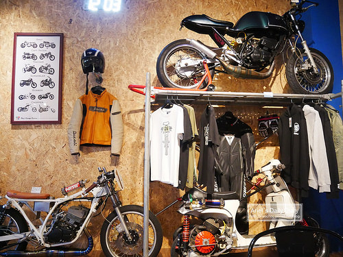 【豐原美食】重機迷必訪 ◆ 玩具車庫 Toys Garage Cafe ◆ 邊吃漢堡邊賞車，滿足你的重機夢