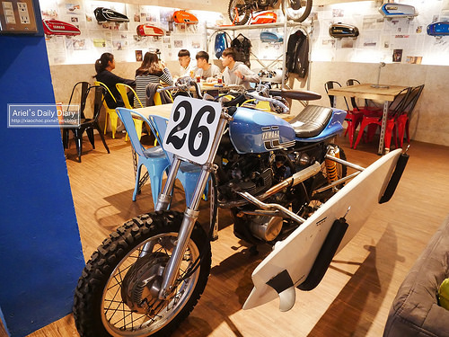 【豐原美食】重機迷必訪 ◆ 玩具車庫 Toys Garage Cafe ◆ 邊吃漢堡邊賞車，滿足你的重機夢