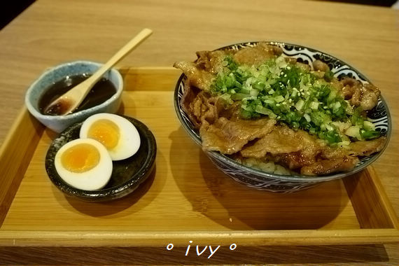 開丼 燒肉VS丼飯：♡ 新竹食 ♡ 開丼 燒肉vs丼飯。大口吃肉大口扒飯~好滿足