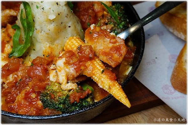 EMMA'S CAFE:台中北區』Emma's CAFE║發現巷弄美食。全天候供餐,超強早午餐,新品義麵燉飯大推,近中友、中國醫(新增刷卡服務)