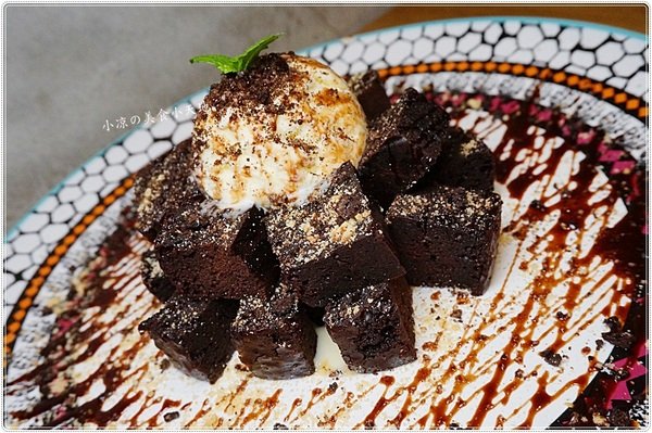 EMMA'S CAFE:台中北區』Emma's CAFE║發現巷弄美食。全天候供餐,超強早午餐,新品義麵燉飯大推,近中友、中國醫(新增刷卡服務)