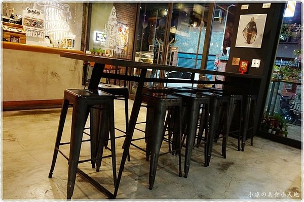 EMMA'S CAFE:台中北區』Emma's CAFE║發現巷弄美食。全天候供餐,超強早午餐,新品義麵燉飯大推,近中友、中國醫(新增刷卡服務)