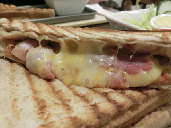 NOT ONLY CAFE：【信義區咖啡廳】噹噹媽真心推薦~燈光美氣氛佳的Not Only Cafe咖啡廳~韓式泡菜豬肉帕尼尼及衣索比亞-耶加雪菲~好吃到停不下來!