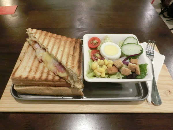 NOT ONLY CAFE：【信義區咖啡廳】噹噹媽真心推薦~燈光美氣氛佳的Not Only Cafe咖啡廳~韓式泡菜豬肉帕尼尼及衣索比亞-耶加雪菲~好吃到停不下來!