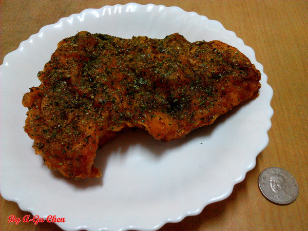 艋舺雞排(台南中正店)：【臺南Ω中西區】艋舺雞排（中正店）。皮脆肉厚的大雞排