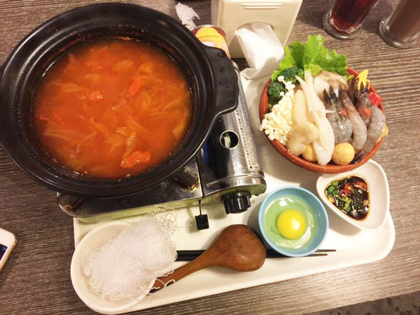 巷木shamu：【台南餐廳】【中西區】巷木Shamu｜家庭日。大空間、料理多樣，價格不貴的店。