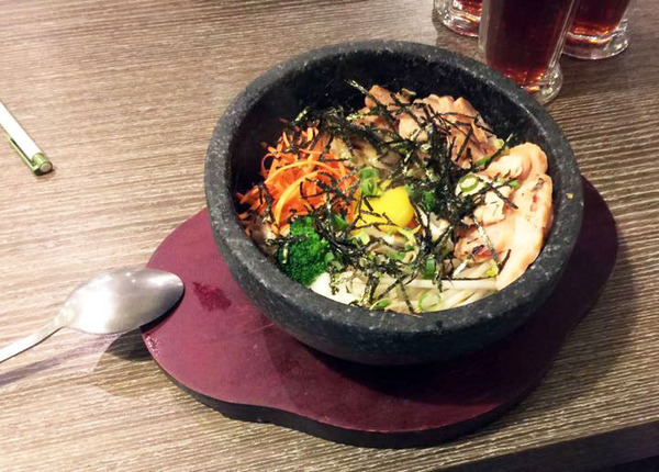 巷木shamu：【台南餐廳】【中西區】巷木Shamu｜家庭日。大空間、料理多樣，價格不貴的店。