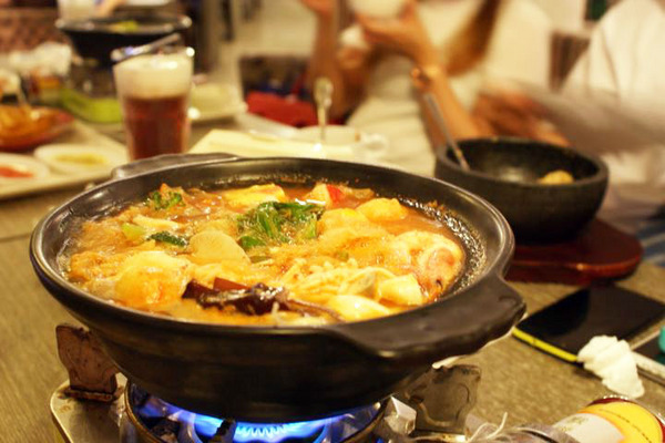 巷木shamu：【台南餐廳】【中西區】巷木Shamu｜家庭日。大空間、料理多樣，價格不貴的店。