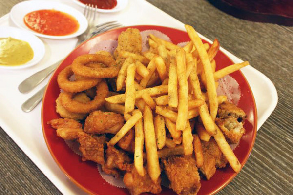 巷木shamu：【台南餐廳】【中西區】巷木Shamu｜家庭日。大空間、料理多樣，價格不貴的店。