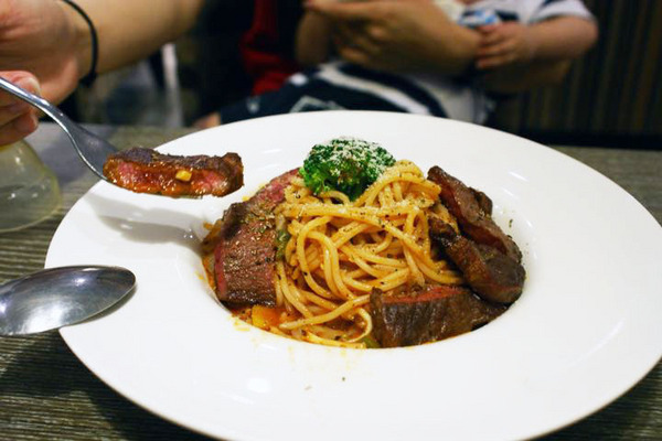 巷木shamu：【台南餐廳】【中西區】巷木Shamu｜家庭日。大空間、料理多樣，價格不貴的店。