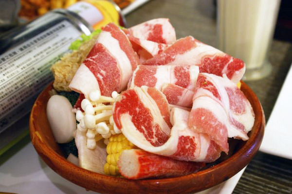 巷木shamu：【台南餐廳】【中西區】巷木Shamu｜家庭日。大空間、料理多樣，價格不貴的店。