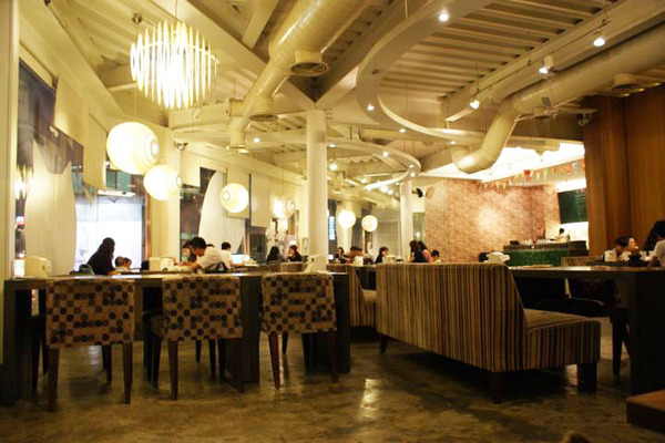 巷木shamu：【台南餐廳】【中西區】巷木Shamu｜家庭日。大空間、料理多樣，價格不貴的店。