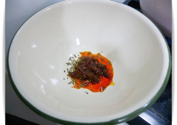 「乾拌麵推薦-瓦城泰式酸辣乾拌麵」很不一樣的酸辣味乾拌麵 ♪