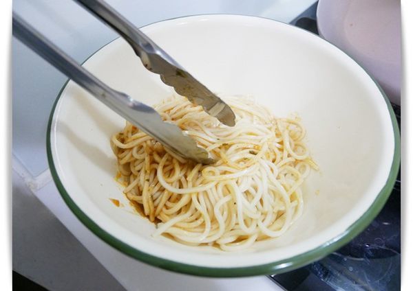 「乾拌麵推薦-瓦城泰式酸辣乾拌麵」很不一樣的酸辣味乾拌麵 ♪