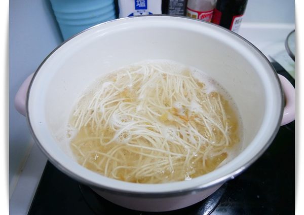 「乾拌麵推薦-瓦城泰式酸辣乾拌麵」很不一樣的酸辣味乾拌麵 ♪