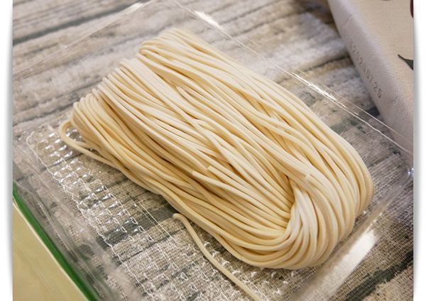 「乾拌麵推薦-瓦城泰式酸辣乾拌麵」很不一樣的酸辣味乾拌麵 ♪