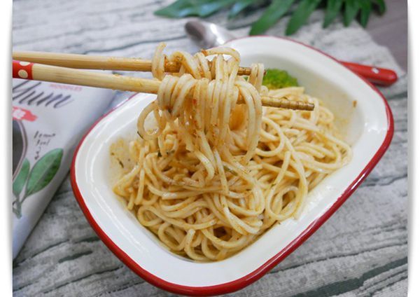 「乾拌麵推薦-瓦城泰式酸辣乾拌麵」很不一樣的酸辣味乾拌麵 ♪